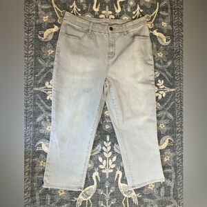 Chico’s perfect stretch Girlfriend Slim Leg Capri grey denim